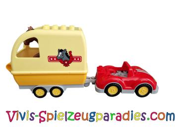 Wagen mit Pferdeanhänger und Pferd
